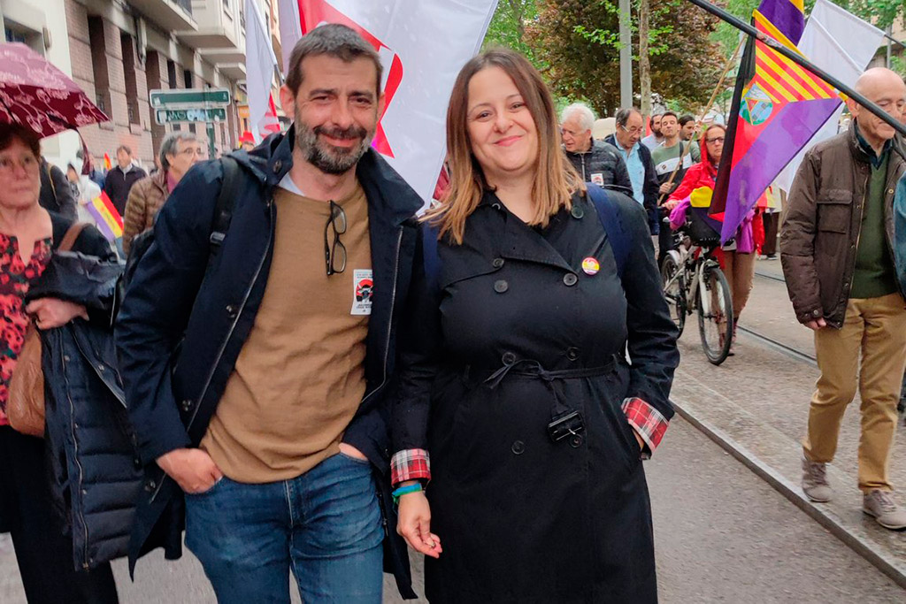 Álvaro Sanz y Elena Tomas en la manifestación por la II república