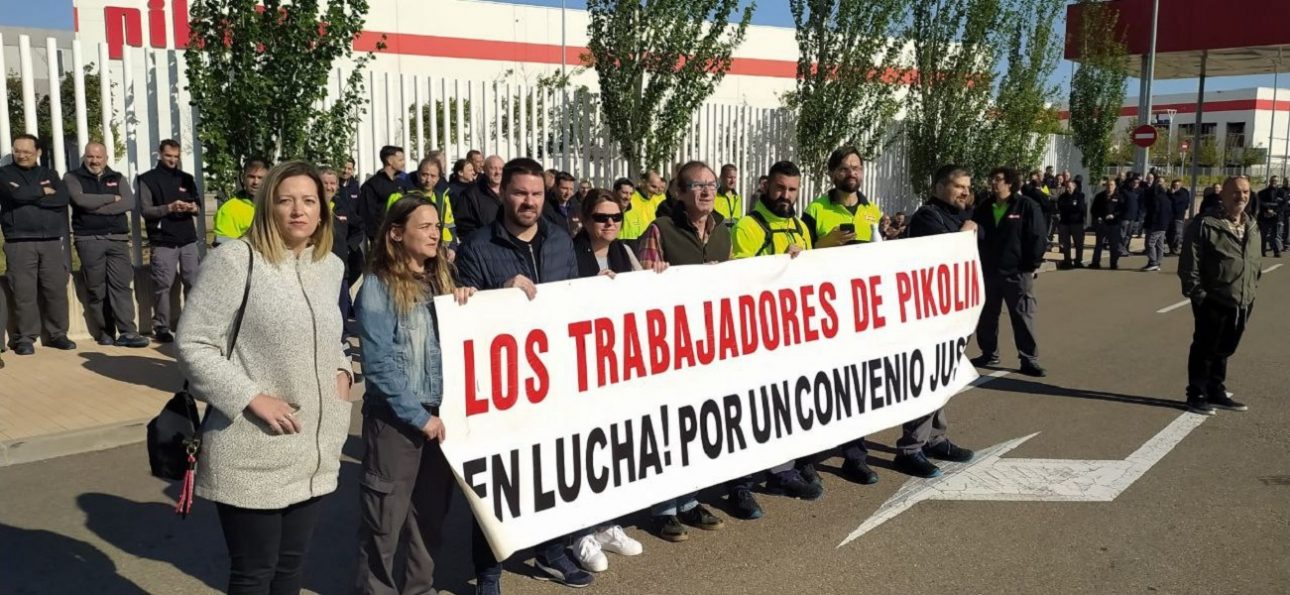 Los trabajadores y trabajadoras de Pikolin se concentran para exigir un convenio justo y convocan días de huelga para el mes de junio