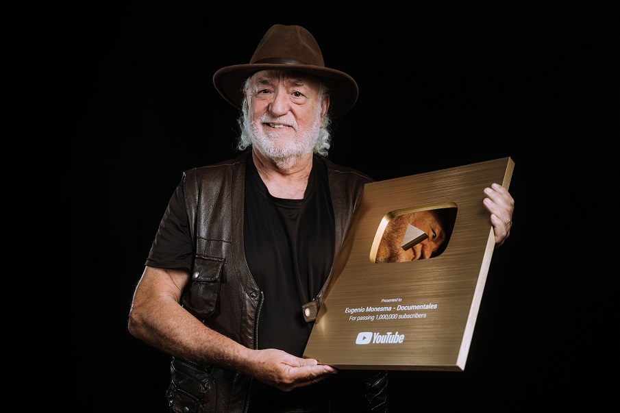Eugenio Monesma en o club ‘Botón d'Oro de YouTube’ dimpués de superar lo millón de suscripcions