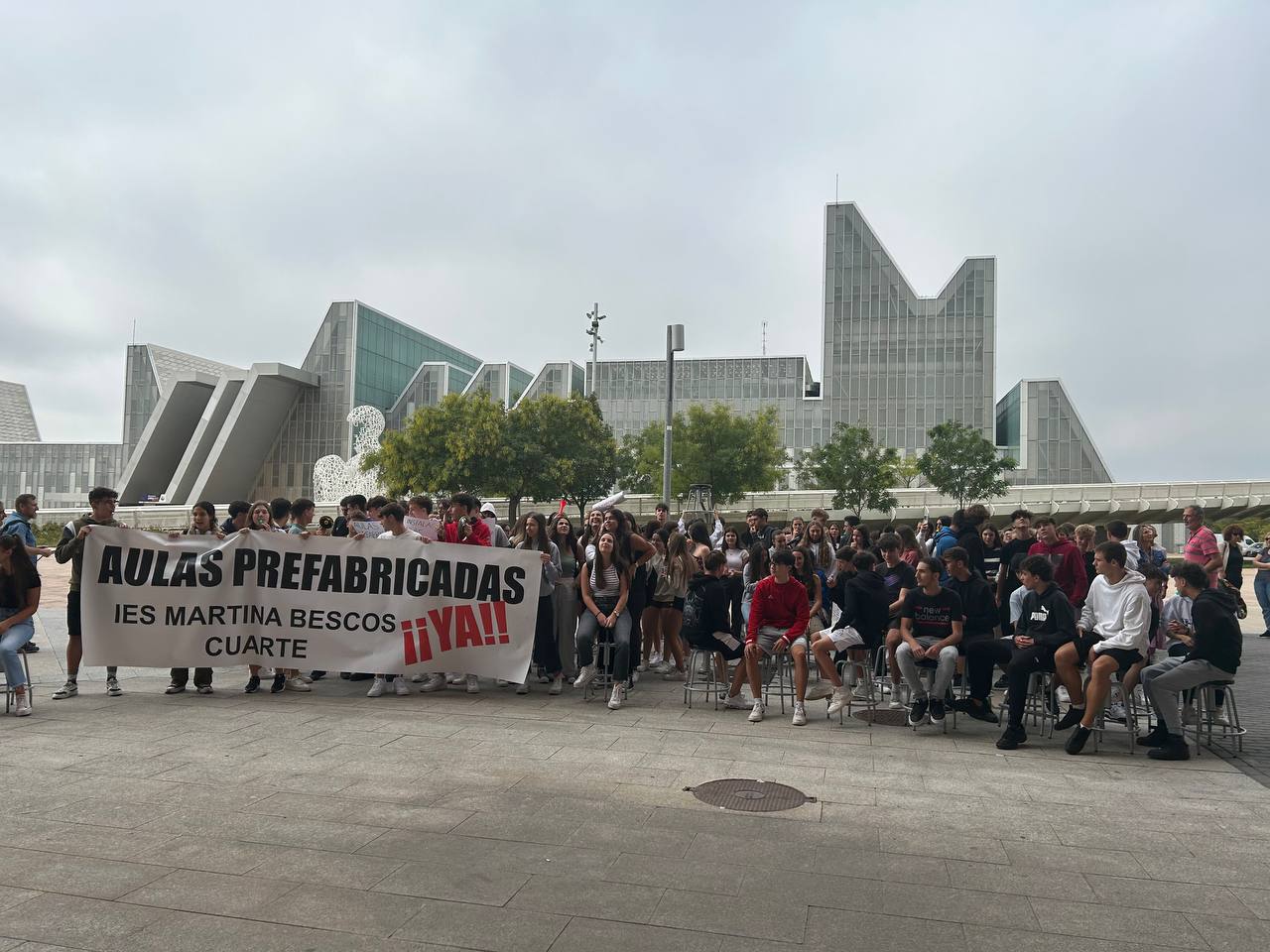 Las concentraciones en protesta por el recorte de Auxiliares de Educación Especial se suceden por todo Aragón