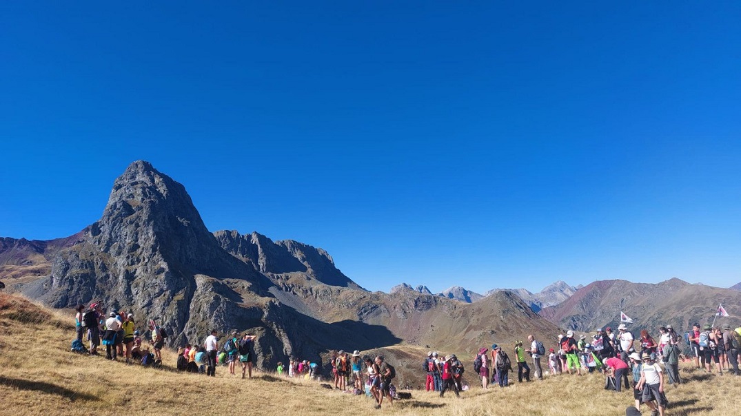 Medio millar de amantes de la montaña reclaman en la Canal Roya el Parque Natural Anayet-Partacua