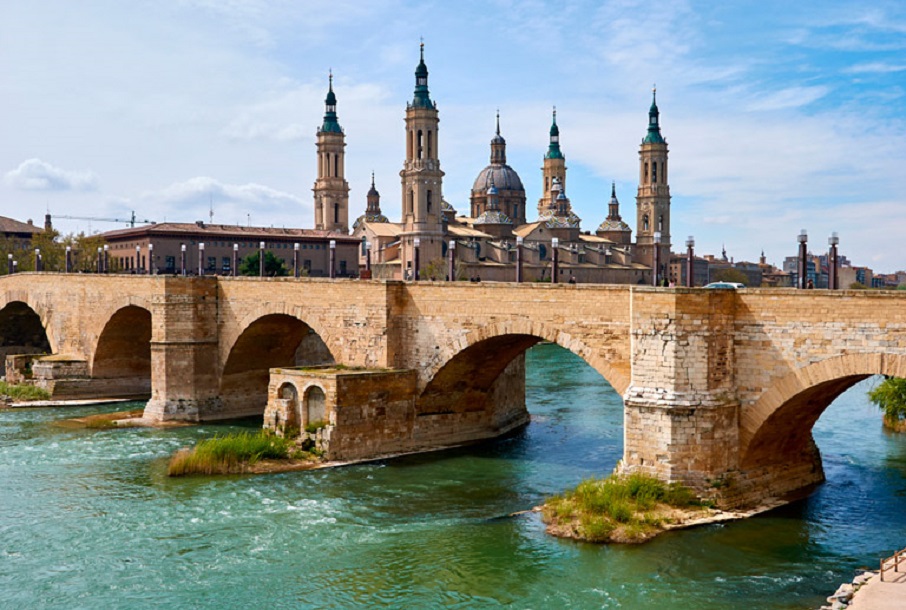 Indignación en El Rabal de Zaragoza por el cierre al tráfico del Puente de Piedra