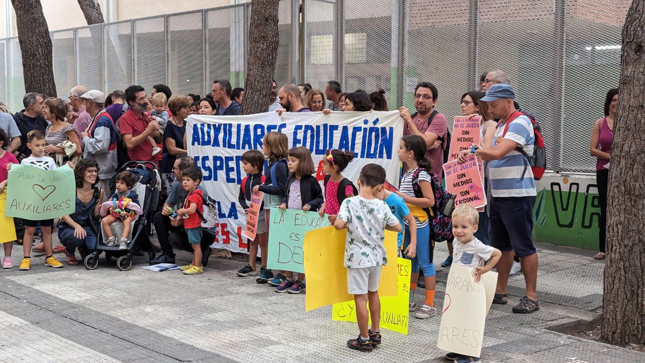 Las concentraciones en protesta por el recorte de Auxiliares de ...