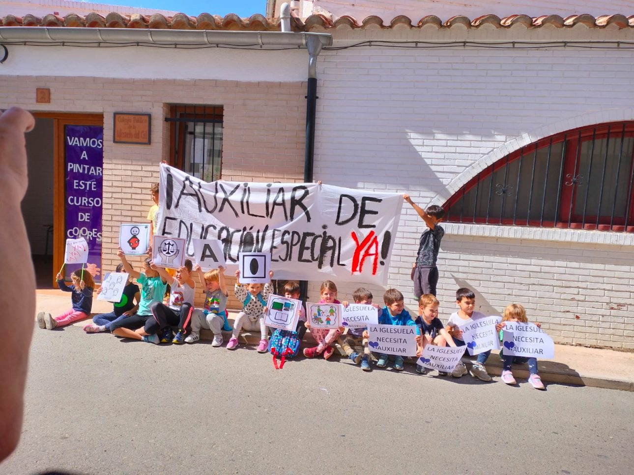 Las concentraciones en protesta por el recorte de Auxiliares de Educación Especial se suceden por todo Aragón