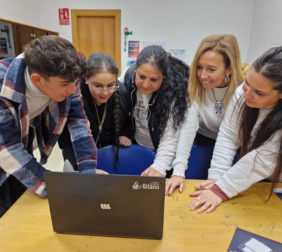 La Fundación de Secretariado Gitano abre una nueva aula digital en su sede del Arrabal en Teruel