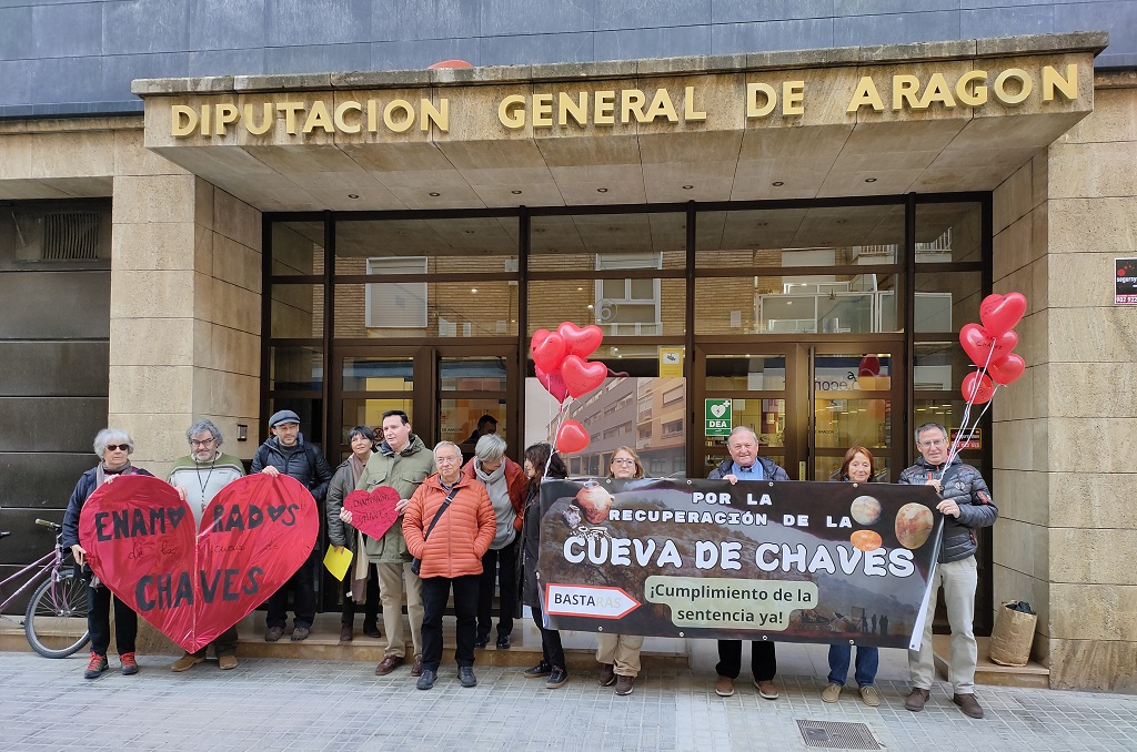 Concentración en Uesca: “Amor por el patrimonio” en defensa de la cueva de Chaves