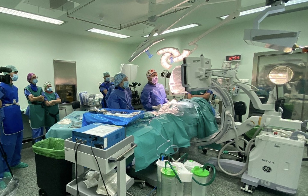 Neurocirurchía d'o Servet implanta una innovación tecnolochica, pionera en Europa, pa tractamiento d'o dolor cronico per medio d'estimulación medular