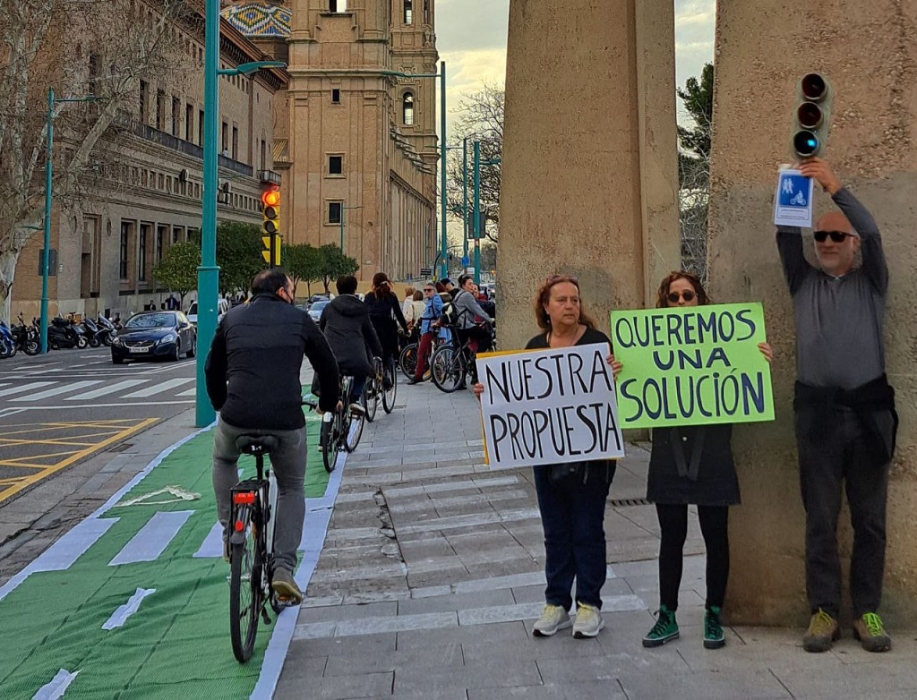 La Zaragoza ciclista y el puente de piedra