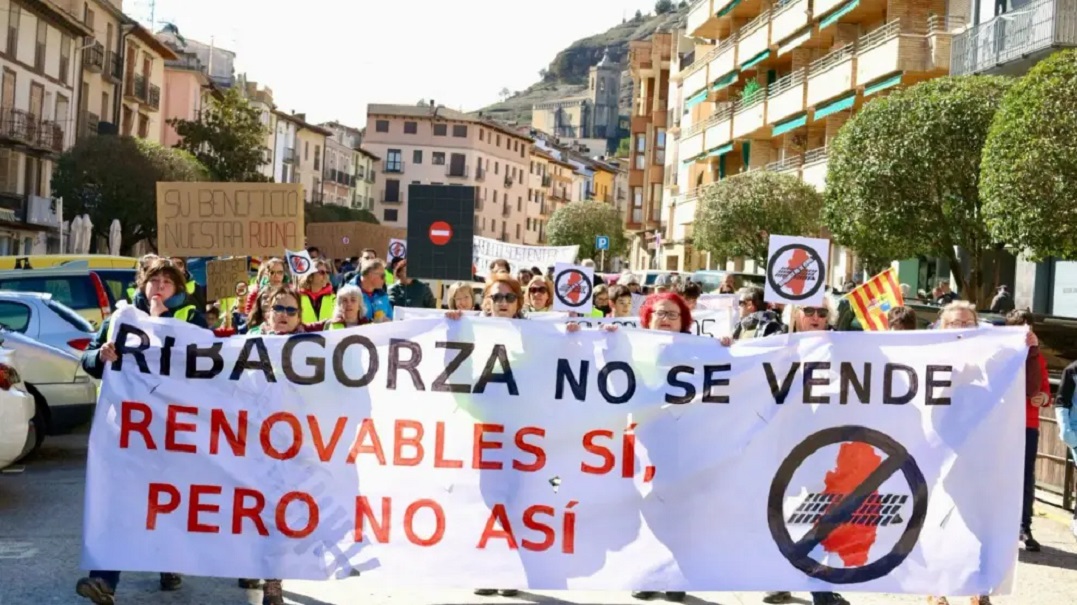 Masiva manifestación en Ribagorza contra los macroproyectos fotovoltaicos que amenazan el futuro de la comarca