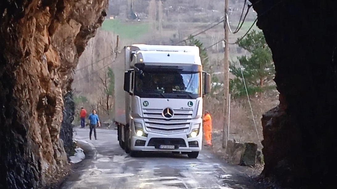Denuncian el mal funcionamiento de los semáforos en los túneles de acceso a la Val de Chistau