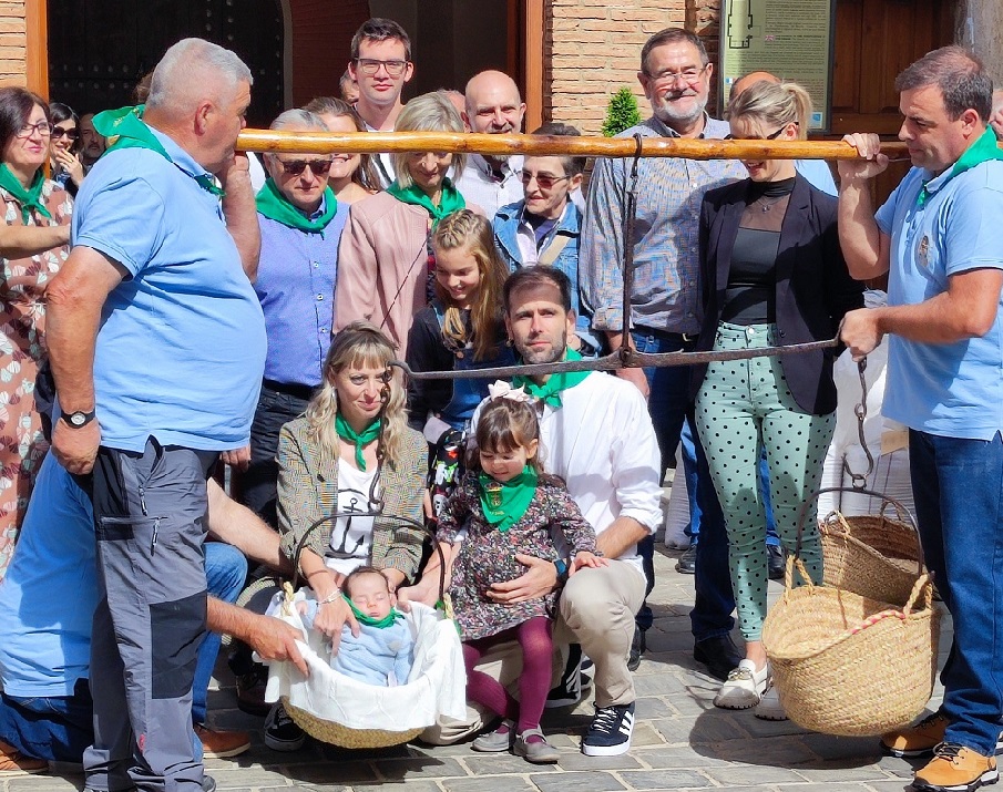 Lituénigo pesará este domingo a una veintena de niños y niñas en su balanza romana