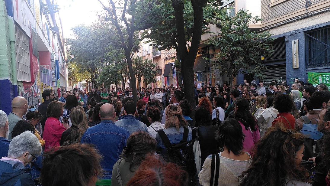 Masiva concentración a las puerta del IES Pedro de Luna de Zaragoza para exigir a la DGA “soluciones inmediatas”