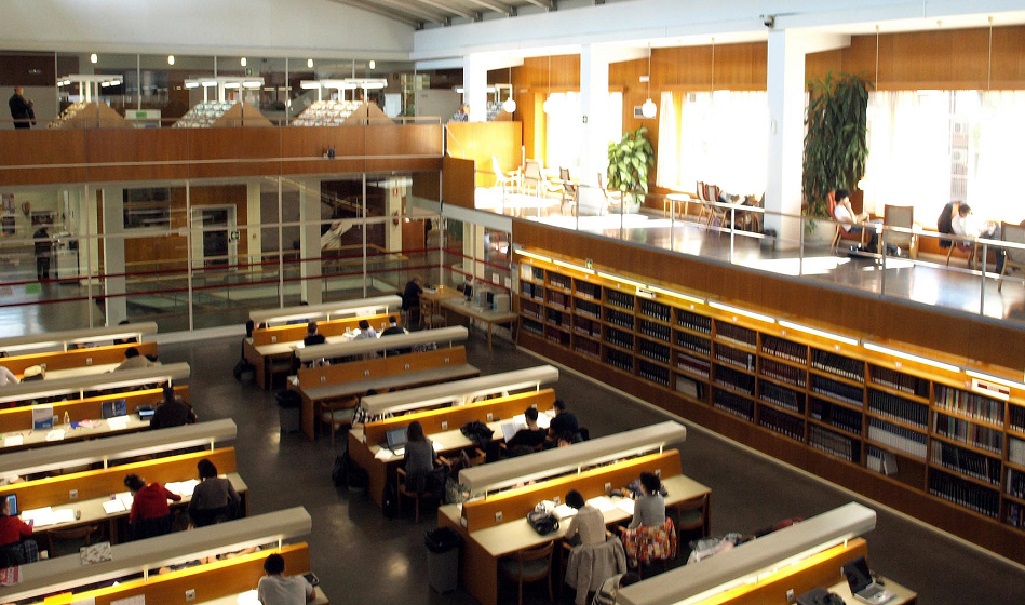 Un libro y una linterna contra los recortes del PP en la Biblioteca Pública de Aragón