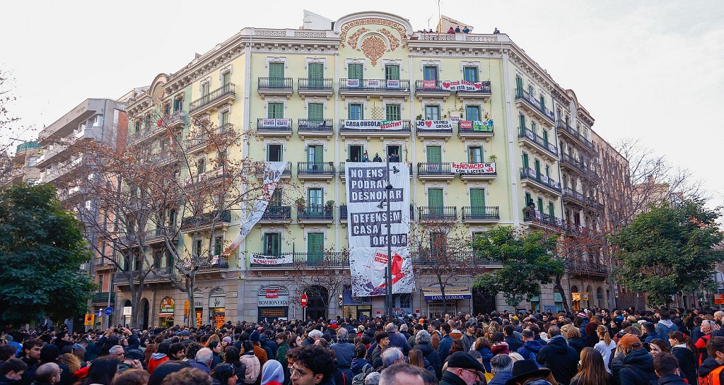La presión popular torna a aturar lo desahucio de Casa Orsola en Barcelona