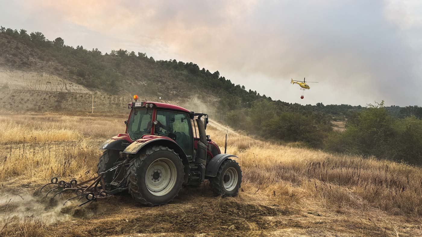 Un tractor colabora en las tareas de extinción del incendio forestal. | Foto: Fernando Sánchez