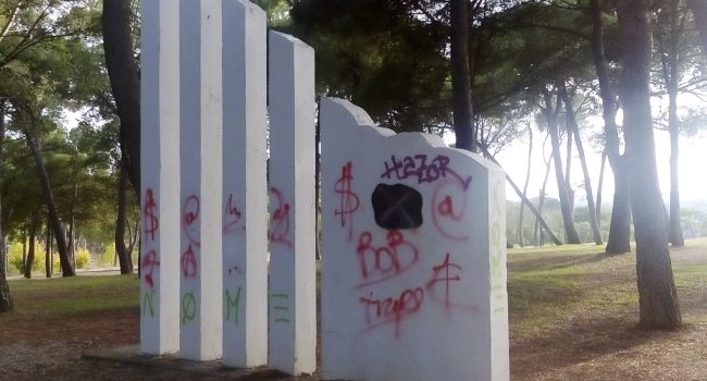 Monumento a los aragoneses confinados en los campos de concentración alemanes. Jardín de Invierno Parque José Antonio Labordeta. Autor fotografía: Sergio Murillo.