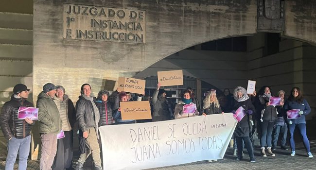 Concentración en Boltaña en apoyo a Juana Rivas y sus hijos | Foto: Blanca Tulleuda