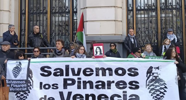 Pancarta de la Plataforma “Salvemos los Pinares de Venecia” en la movilización de The Surge de este fin de semana en Zaragoza | Foto: AECA Aragón