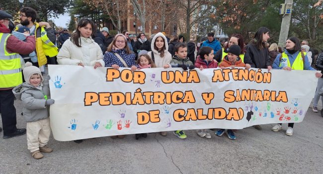 Cabecera de la manifestación de este domingo en Teruel | Foto: Grupo "Movilización pediatría"