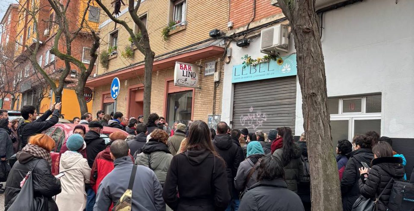 Decenas de personas han conseguido paralizar el desahucio en Torrero | Foto: AraInfo