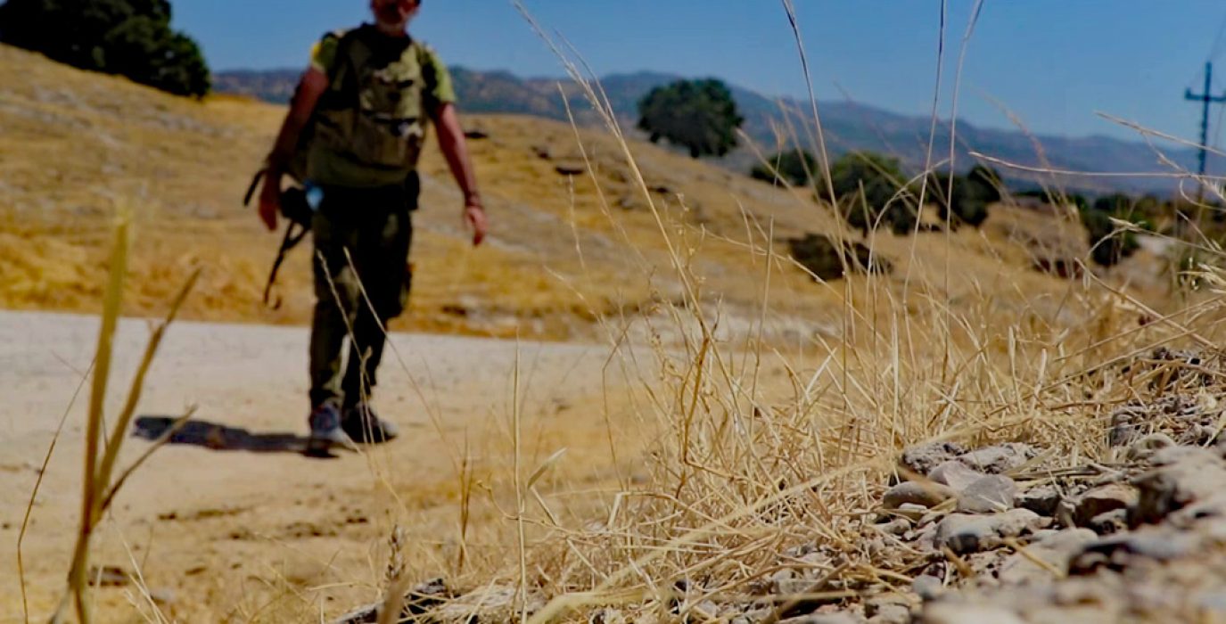 El periodista Ferran Barber, en el valle de Nahla, dos horas antes de su secuestro por la Asayish de Barzani. Fotograma por Freedom & Worms