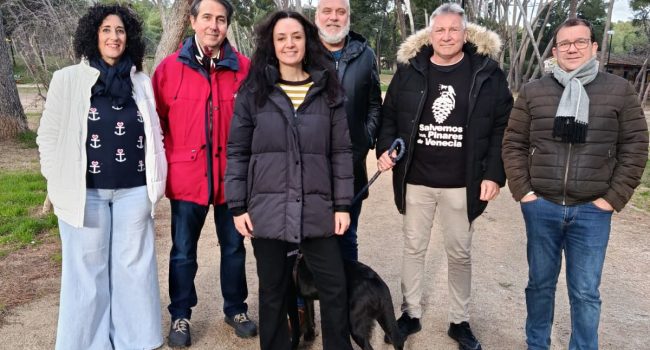 Marta Abengochea junto a representantes de IU-MS en el parque Emilio Lacambra de Zaragoza.