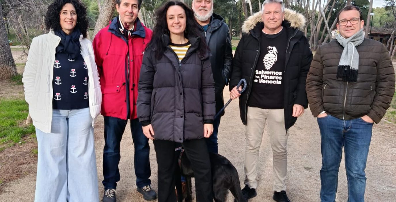 Marta Abengochea junto a representantes de IU-MS en el parque Emilio Lacambra de Zaragoza.