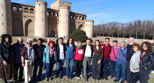 Marta Abengochea arrapada por representantes de la candidatura IU-Movimiento Sumar y militancia, en un acto en la Aljafería | Foto: IU