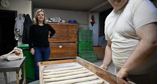 Pilar Alegría en una panadería de Almonacid | Foto: PSOE