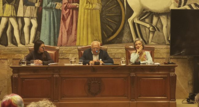 Juan José Tamayo en la conferencia organizada en Zaragoza por la Asamblea Ciudadana por la Paz y contra las guerras.