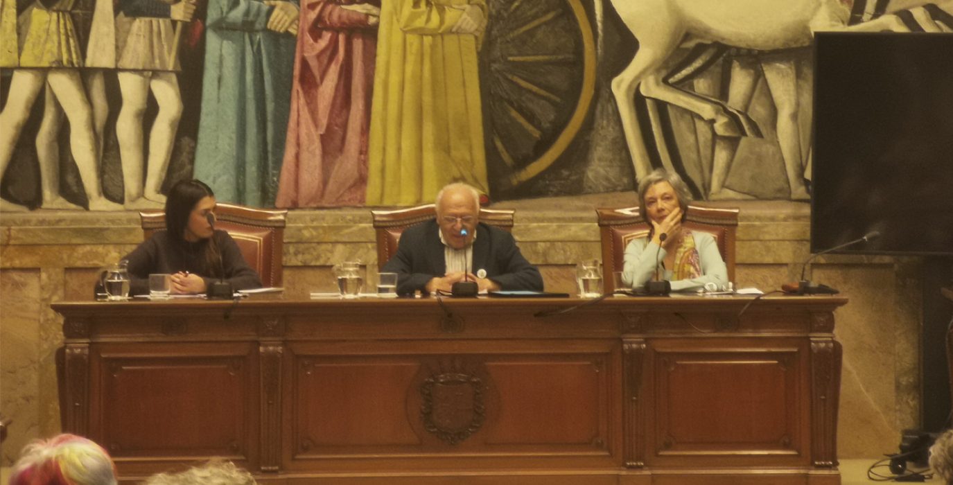 Juan José Tamayo en la conferencia organizada en Zaragoza por la Asamblea Ciudadana por la Paz y contra las guerras.