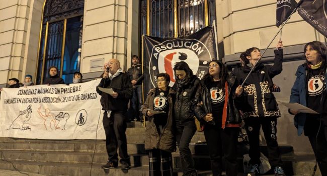 Familiares y amigas de Javitxu, uno de los cuatro antifascistas condenados a prisión, han sido las encargadas de leer los comunicados en la concentración de Zaragoza | Foto: Iker G. Izagirre (AraInfo)