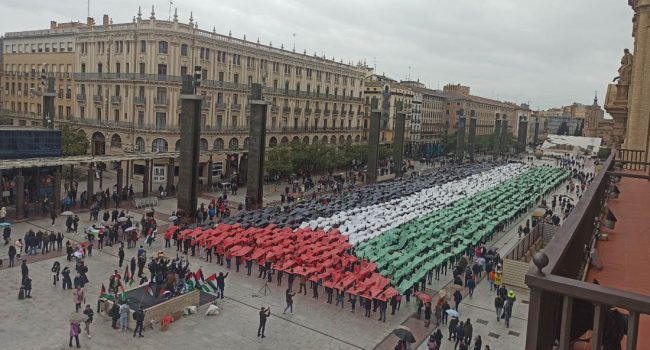 Más de 2.000 personas componen una bandera palestina gigante en la Plaza del Pilar de Zaragoza | Foto: AraInfo