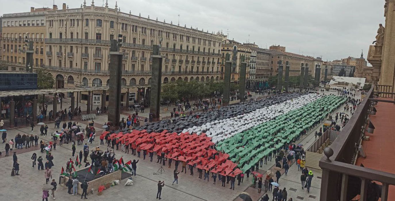 Más de 2.000 personas componen una bandera palestina gigante en la Plaza del Pilar de Zaragoza | Foto: AraInfo
