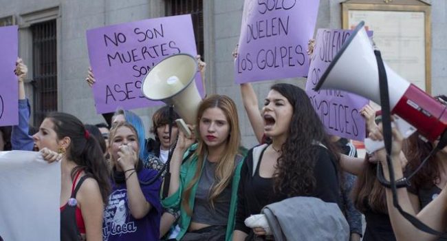 Varias mujeres en una concentración feminista. Foto: Bárbara Boyero