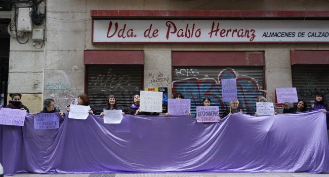 Concentración del movimiento feminista a las puertas del local destinado a centro de crisis 24 horas en Zaragoza | Foto: Paz Blázquez