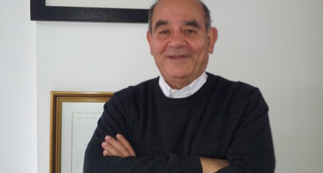 Raji Sourani posando en 2020 junto a su Premio Nobel de la Paz Alternativo | Foto: Isabel Pérez