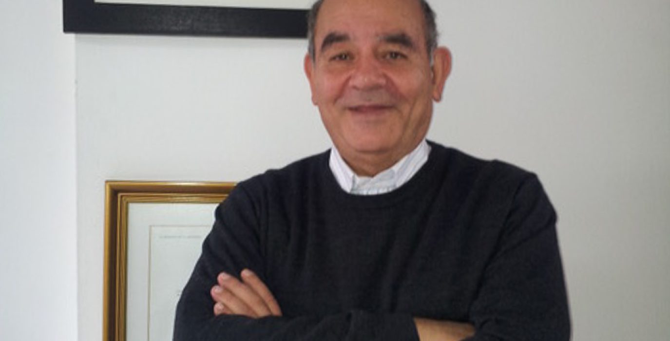 Raji Sourani posando en 2020 junto a su Premio Nobel de la Paz Alternativo | Foto: Isabel Pérez