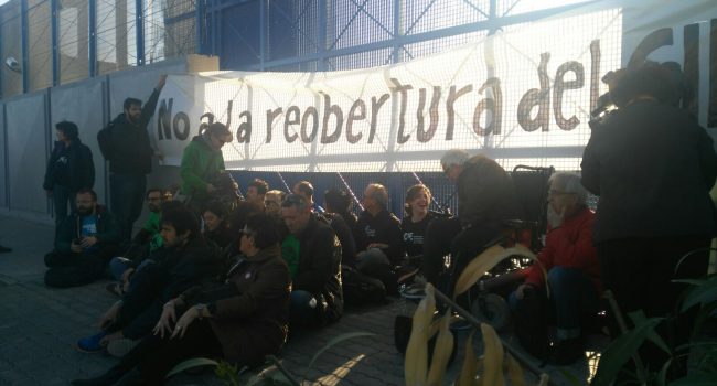 Acción en el CIE Zona Franca. Foto: @Colombine_9