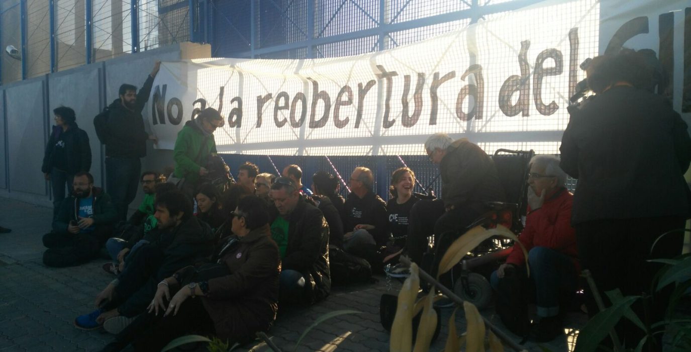 Acción en el CIE Zona Franca. Foto: @Colombine_9