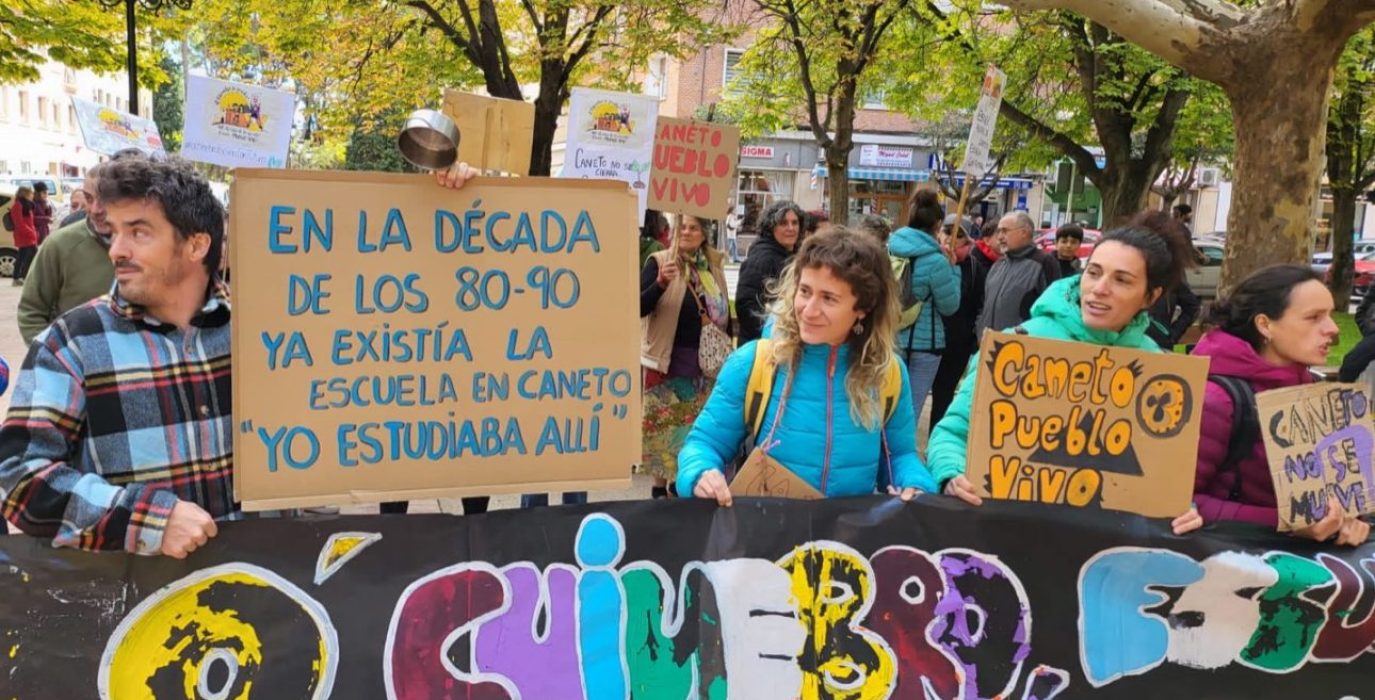 Concentración en Uesca en apoyo a las familias de Caneto | Foto: @iu_aragon