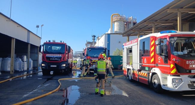 Dispositivo trabajando en las labores de extinción del incendio en industria química de Zuera | Foto: 112 Aragón
