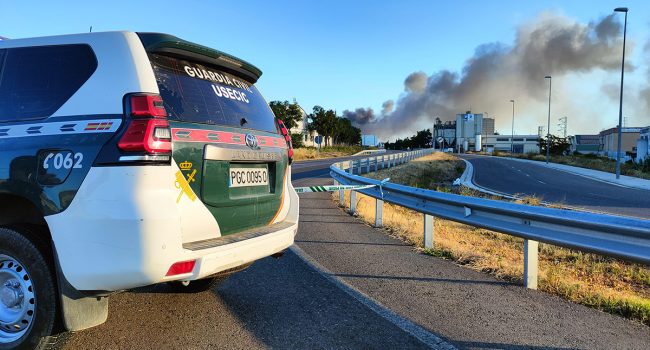 Columna de humo del incendio en el Polígono El Campillo de Zuera | Foto: Guardia Civil Zaragoza