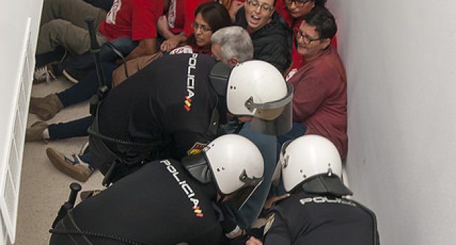 Tras el violento desalojo de la pasada semana, Stop Desahucios vuelve a llamar a la solidaridad para impedir este nuevo desahucio. Foto: Diego Díaz (AraInfo)