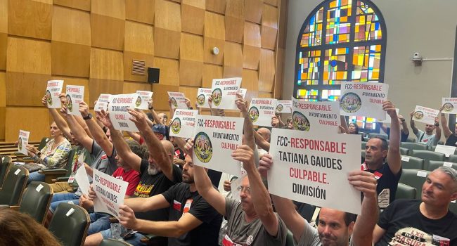 Protesta de la plantilla de limpieza en un pleno municipal | Foto: CGT