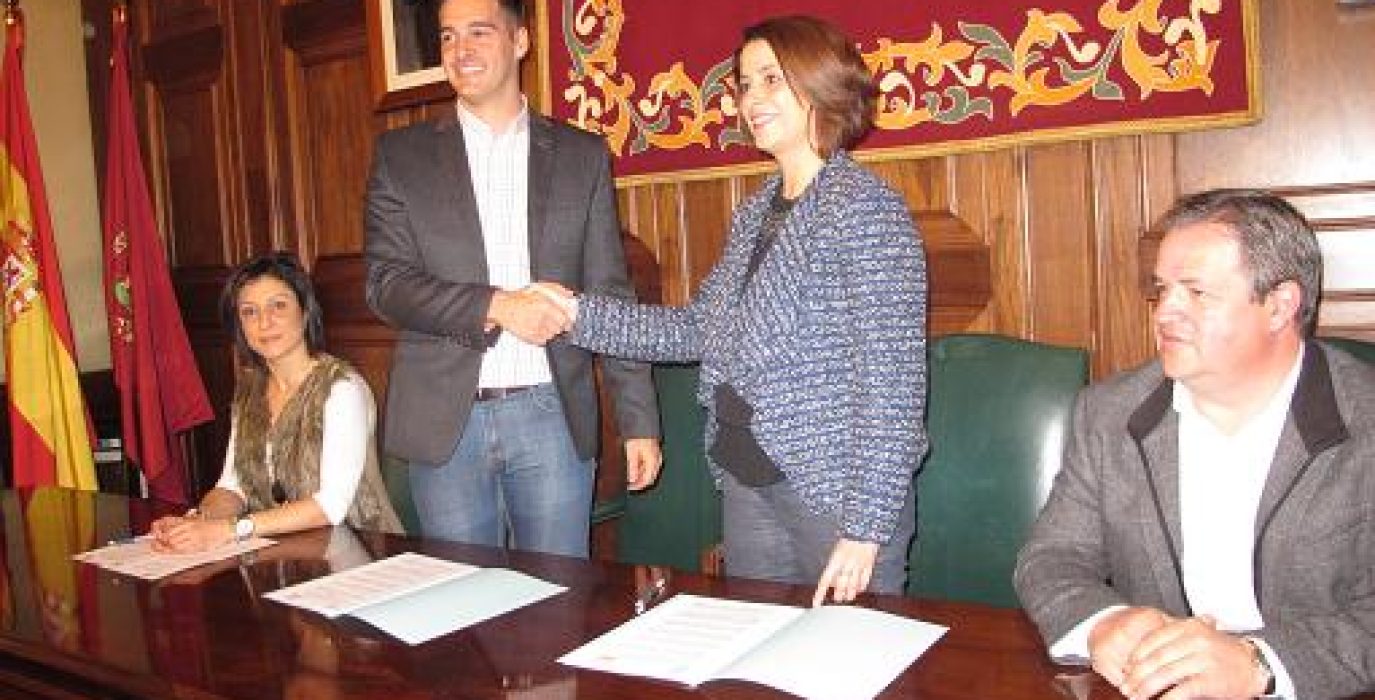 Formalización del acuerdo de investidura entre PP y Ciudadanos en favor de Emma Buj. Foto: Ayuntamiento de Teruel.