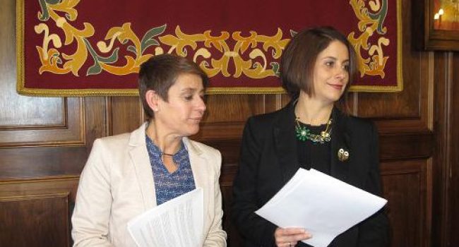 La concejala de contratación y la alcaldesa de Teruel. Foto: Ayuntamiento de Teruel.