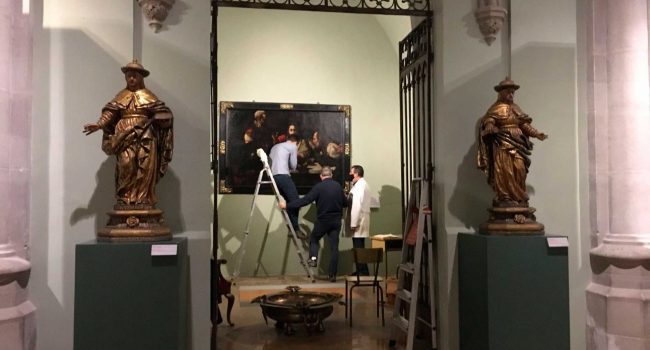 Los investigadores e investigadoras del Campus de Uesca trabajando en el cuadro Los discípulos de Emaús el Museo Diocesano de Uesca.