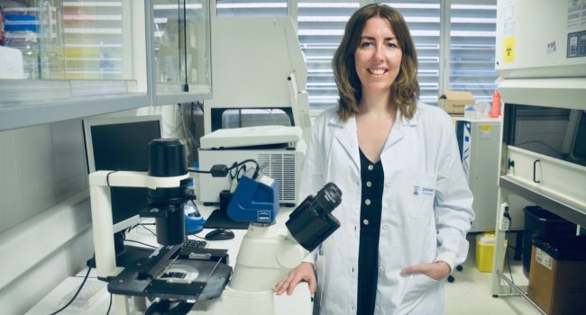 Raquel Manzano Martínez, en el campus de Veterinaria de la Universidad de Zaragoza, donde realiza su investigación