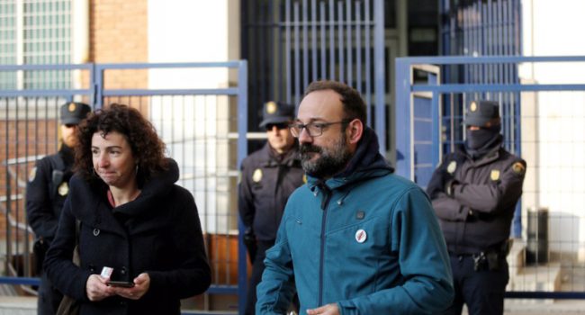 L’advocat Benet Salellas i l’advocada Montse Vinyets davant la comissaria de la Policia Nacional espanyola a Girona. Foto: Carles Palacio